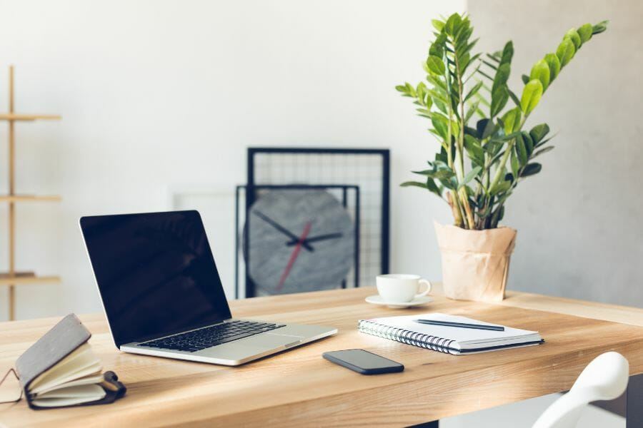 Werkplek met laptop en notitieboek